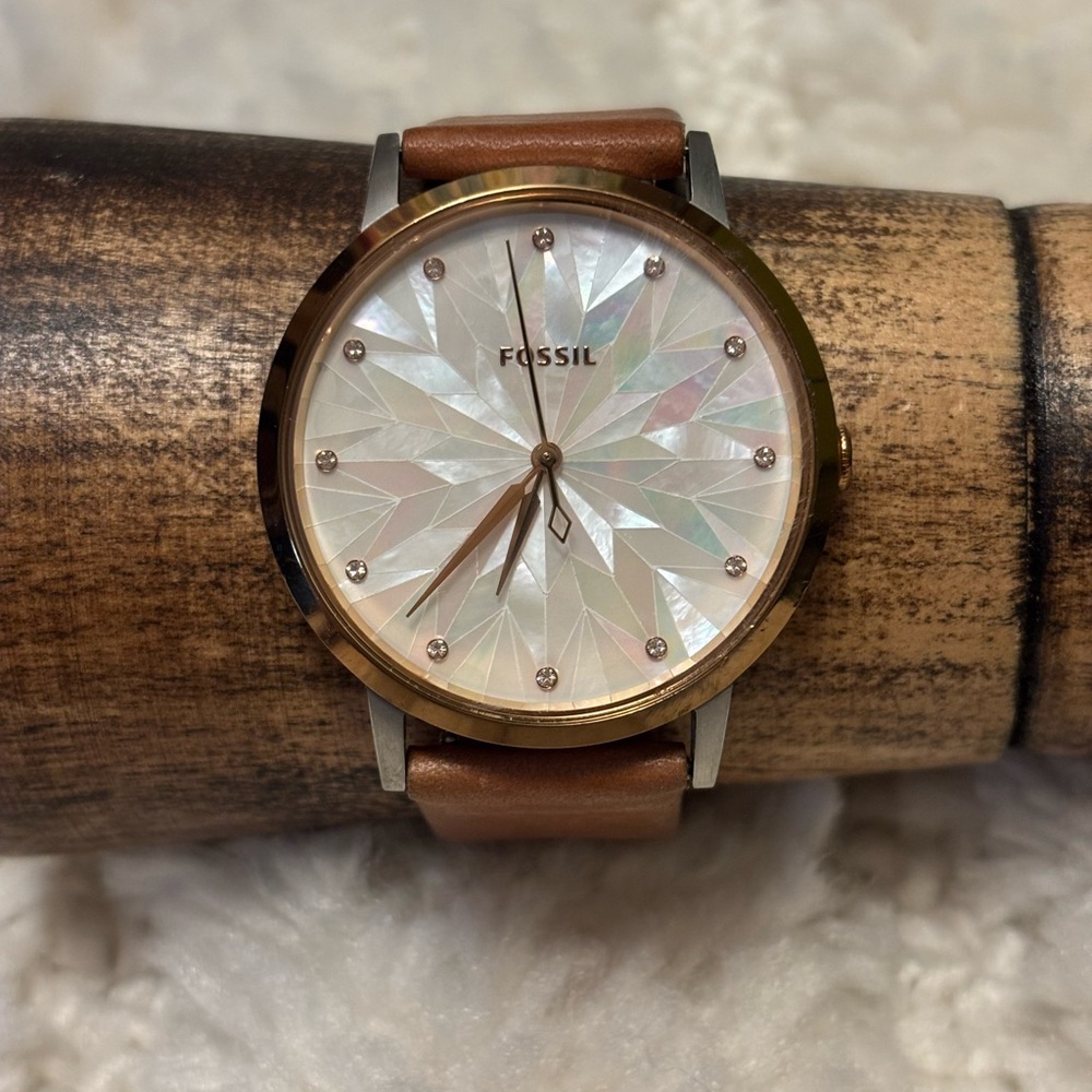 Women’s Gold Fossil large face Watch with Iridescent Dial and 2 leather straps